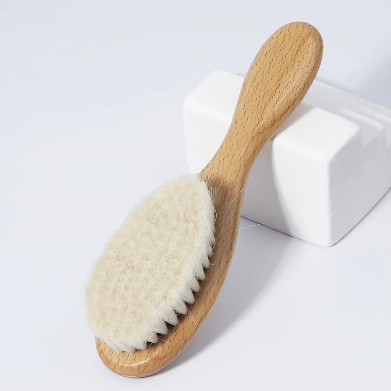 Brosse en bois ultra-douce en  - Travel Accessories Essentials avis et prix