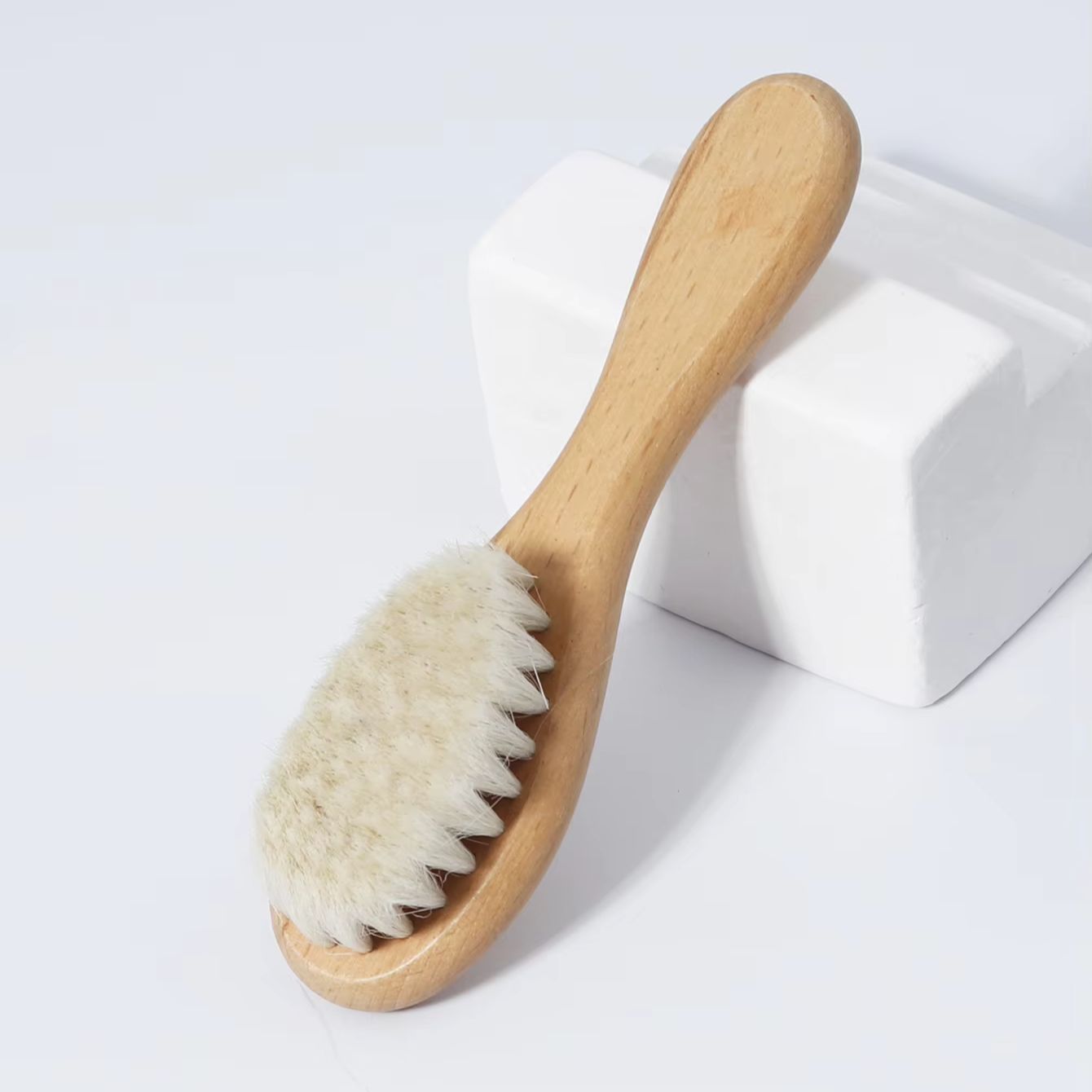 Brosse en bois ultra-douce en  - Travel Accessories Essentials avis et prix